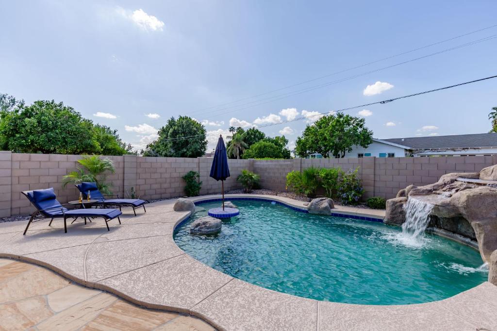 uma piscina com cascata no quintal em Scottsdale - 6924 E Mariposa Dr em Scottsdale
