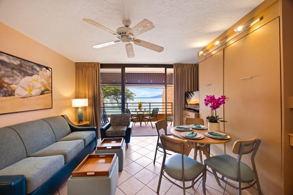 Posezení v ubytování Kuleana Club #721 Oceanfront - 1 bedroom & 1 bathroom - 3rd Floor
