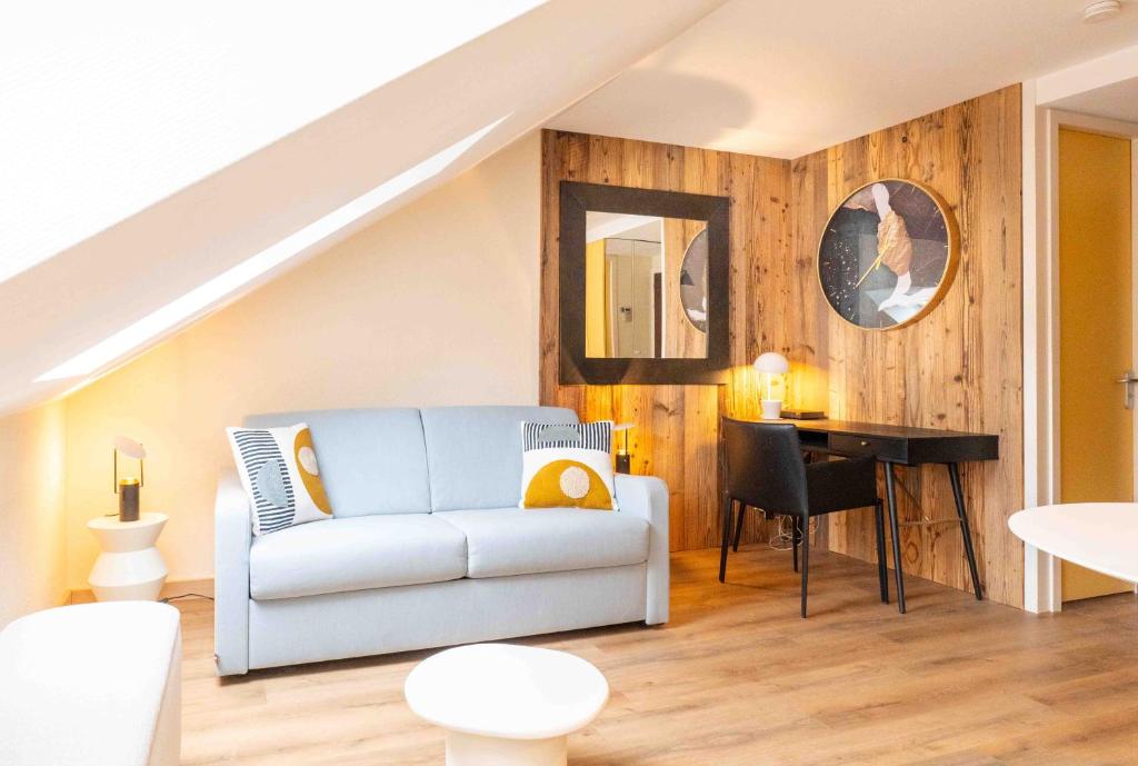 un salon avec un canapé et un bureau dans l'établissement Matisse - Centre - Rue Piétonne - Annecy, à Annecy