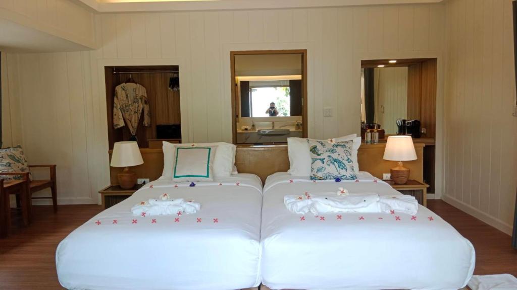 two beds in a room with two lamps at Koh Mook Sivalai Beach Resort in Ko Mook
