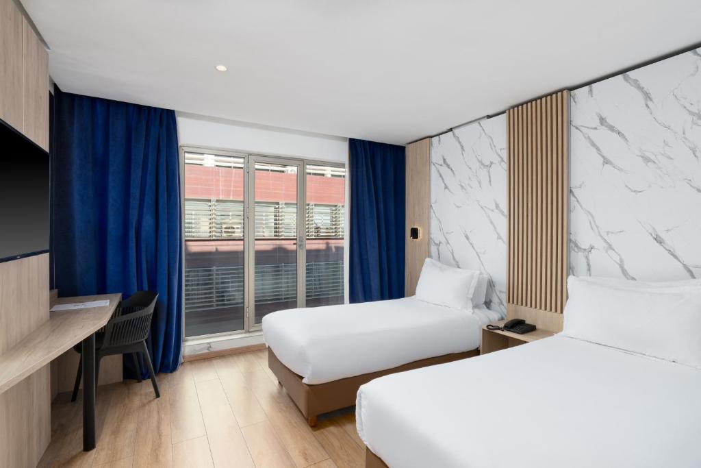 Postel nebo postele na pokoji v ubytování Rihab Hotel