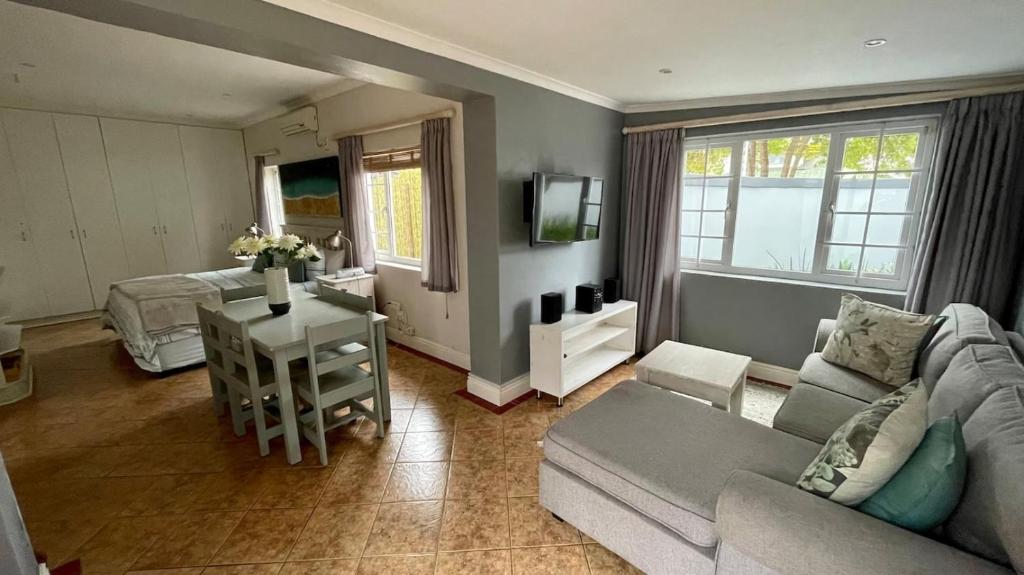 Cosy Private Cottage-internet & Off Street Parking - Apartment