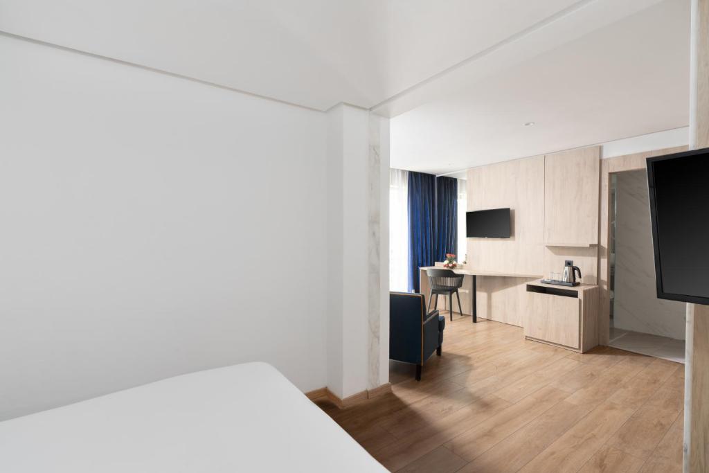 TV a/nebo společenská místnost v ubytování Rihab Hotel