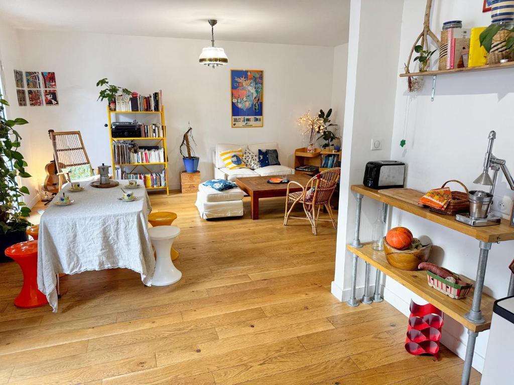 un salon avec une table et un canapé dans l'établissement Maison Cozy, Confort & Calme au coeur de Marseille, à Marseille