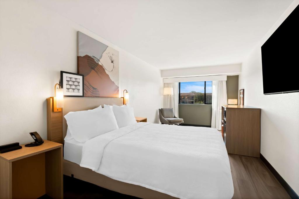 Postel nebo postele na pokoji v ubytování Spark by Hilton Fountain Hills Scottsdale