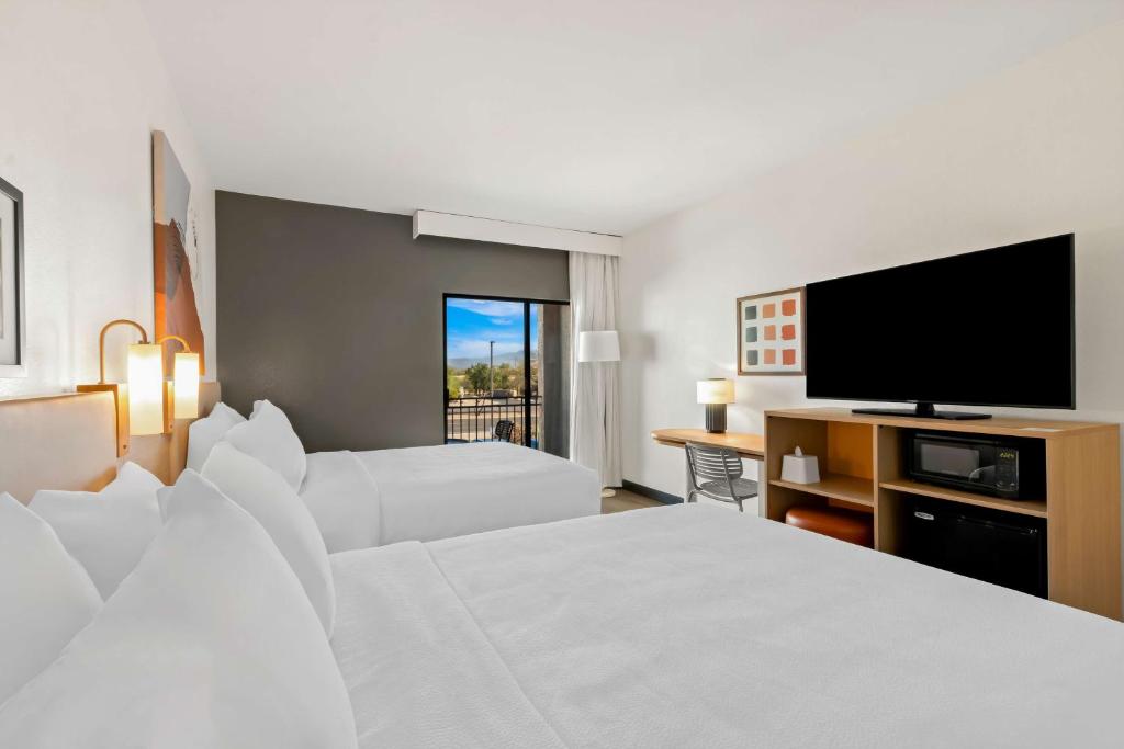 TV a/nebo společenská místnost v ubytování Spark by Hilton Fountain Hills Scottsdale
