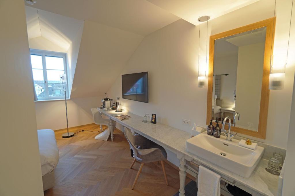 TV a/nebo společenská místnost v ubytování CASPAR Swiss Quality Hotel