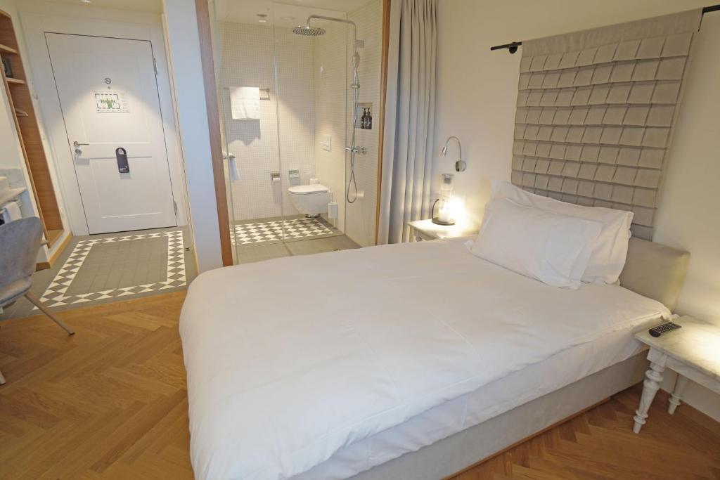 Postel nebo postele na pokoji v ubytování CASPAR Swiss Quality Hotel