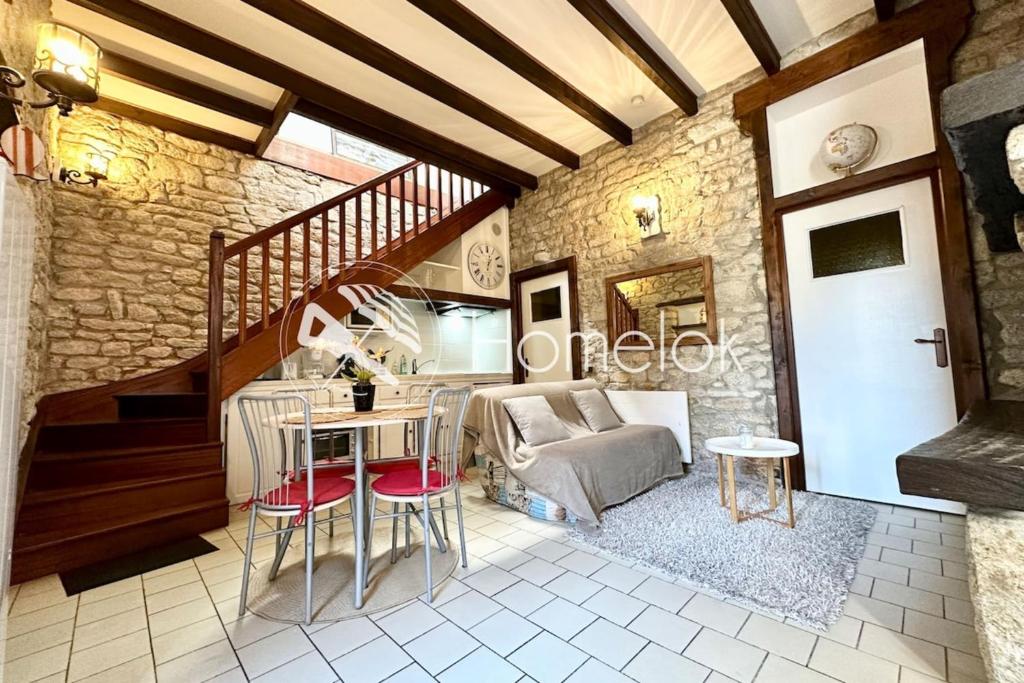 プロムールにあるMaison de pêcheur atypique Les pieds dans l’eauのリビングルーム(階段、テーブル、椅子付)