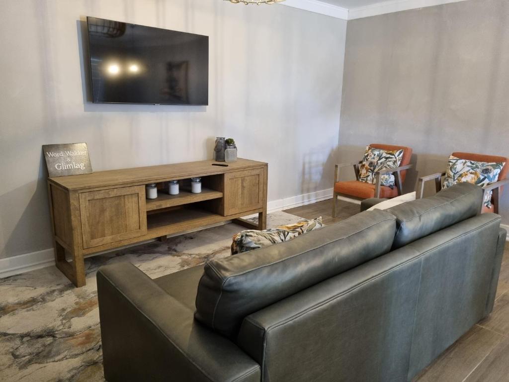 TV a/nebo společenská místnost v ubytování Addo Park Suma's Rest