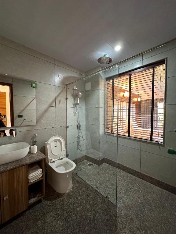 Bilik mandi di Raku Guest house