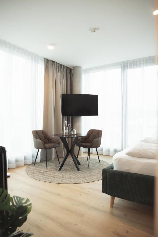 TV a/nebo společenská místnost v ubytování Black Forest Suites
