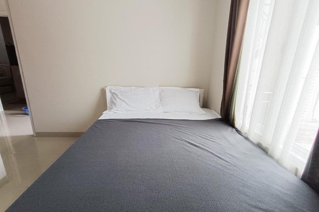 Ένα ή περισσότερα κρεβάτια σε δωμάτιο στο Wisma Al Iman Syariah 25 Mitra RedDoorz