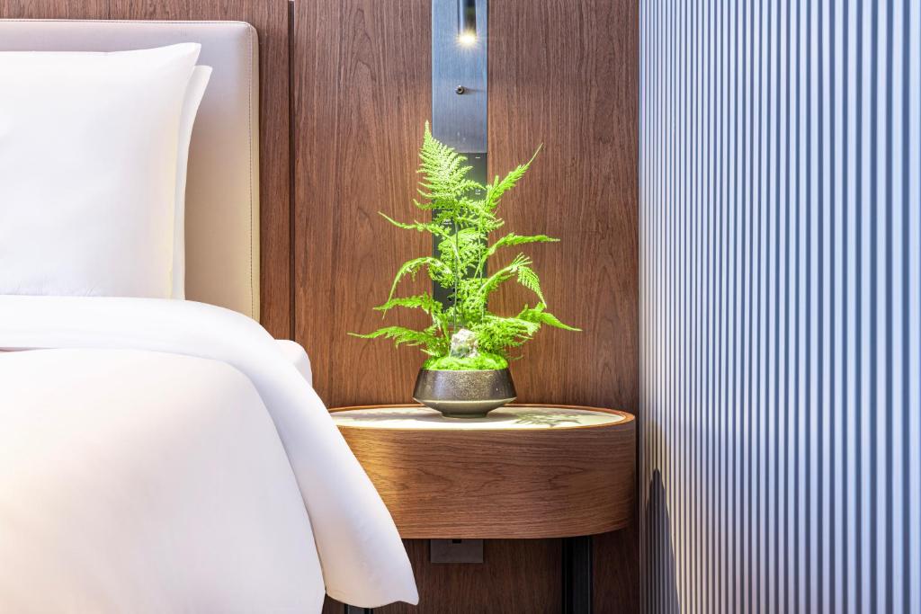 A bed or beds in a room at Lanzhou Xiguan Cross Zhongshan Bridge Yifei Hotel