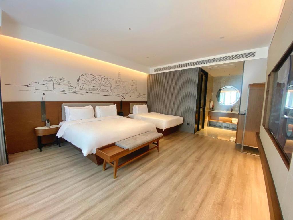 A bed or beds in a room at Lanzhou Xiguan Cross Zhongshan Bridge Yifei Hotel