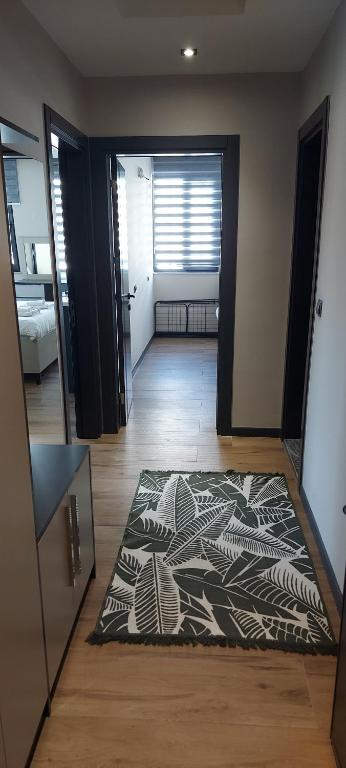 ein Wohnzimmer mit einem Teppich auf dem Boden in der Unterkunft alis in Pamukkale