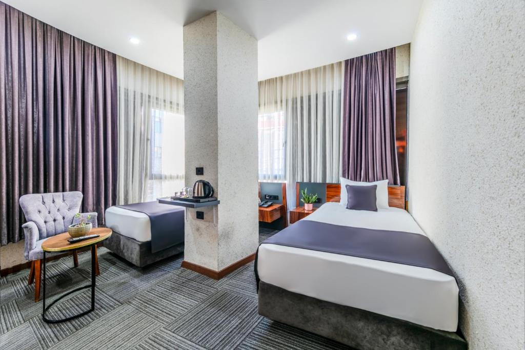 Postel nebo postele na pokoji v ubytování MED Airport Hotel