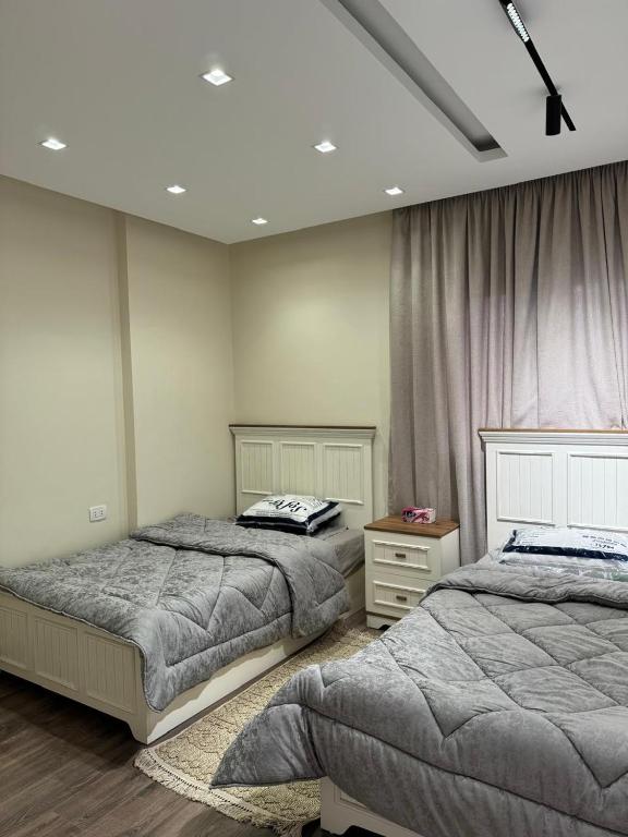 Postel nebo postele na pokoji v ubytování Madinaty Apartment B15
