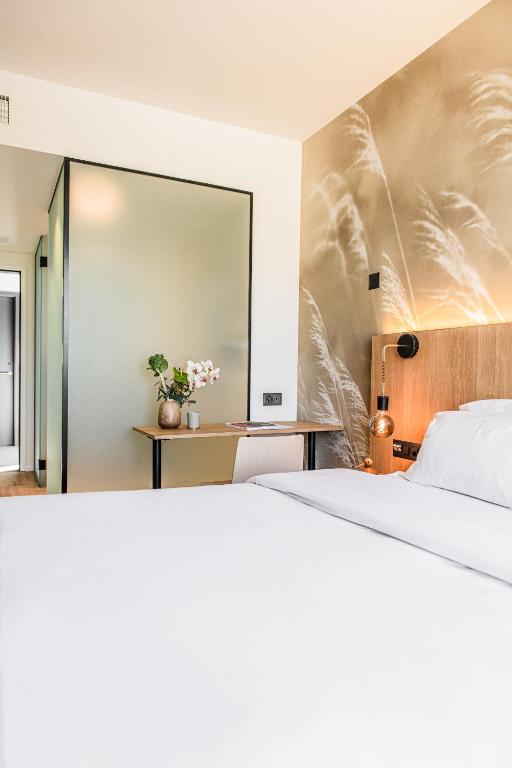 Una cama o camas en una habitación de Afterwork Hotel