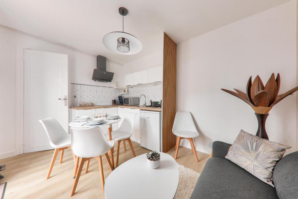 un salon avec un canapé et une table dans l'établissement Maison pour 4 - proche plages et commerces, à La Baule