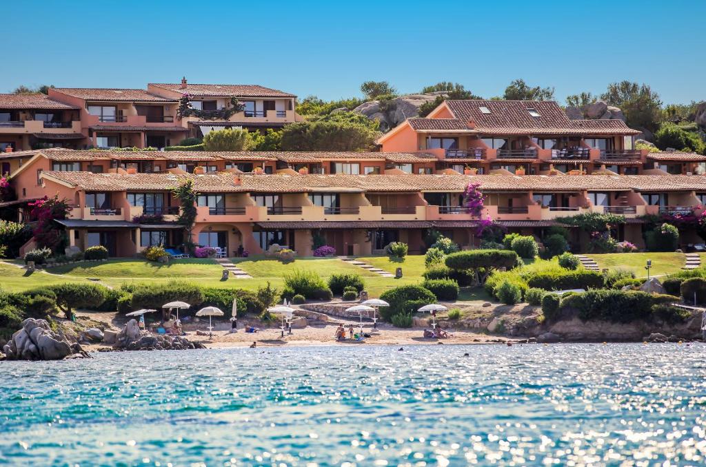 vista sul resort dall'acqua di Casa Verdiana Golfo di Marinella Sardegna a Marinella