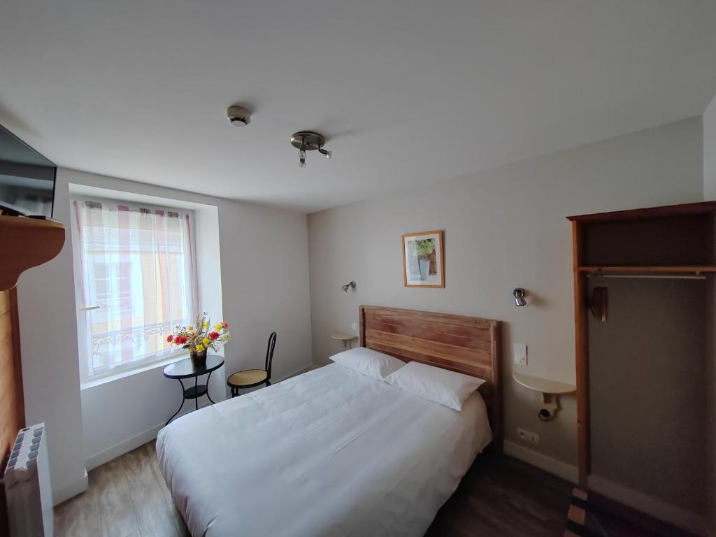 Postel nebo postele na pokoji v ubytování Hôtel l'Acadien