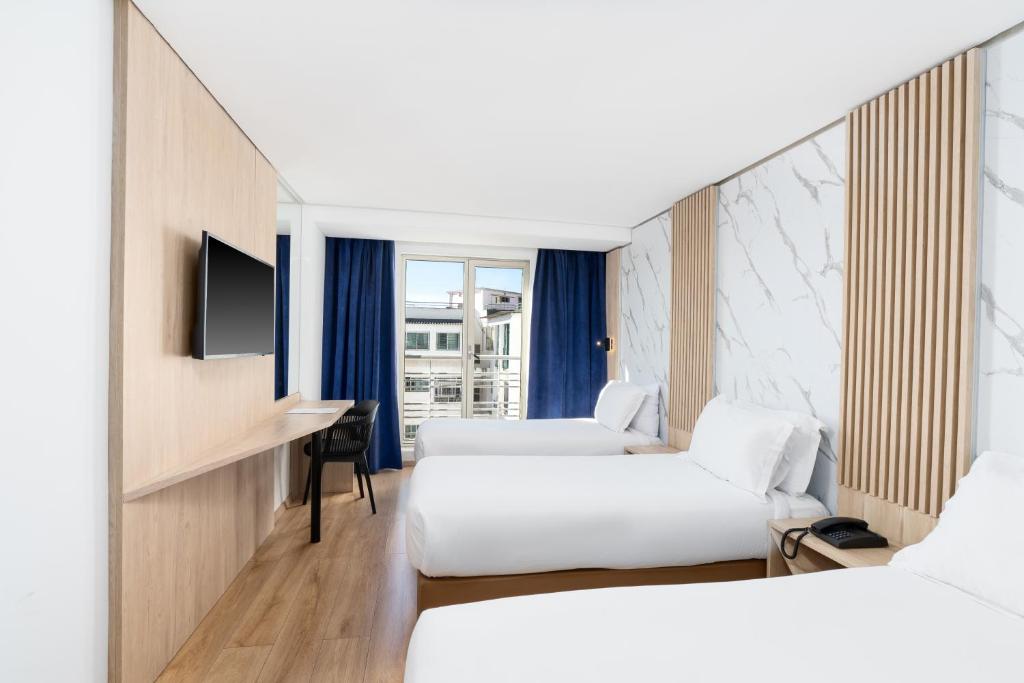 Postel nebo postele na pokoji v ubytování Rihab Hotel