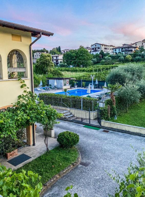 a house with a swimming pool in a yard at Residence Garda Valtenesi in Puegnago