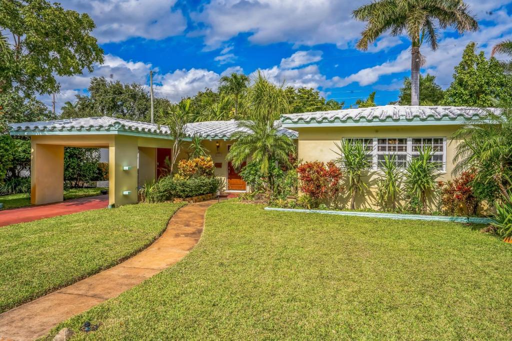 a house with a lawn in front of it at Beautiful Comfy Home With Private Hot Tub Close To Beach home in Fort Lauderdale