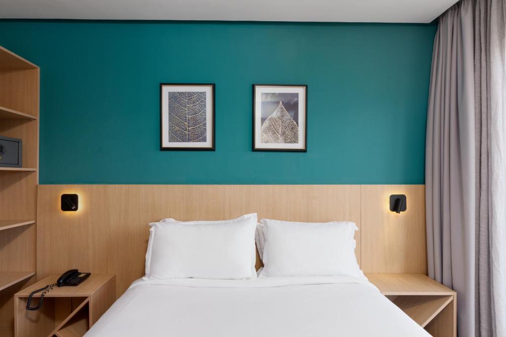 Postel nebo postele na pokoji v ubytování Rihab Hotel
