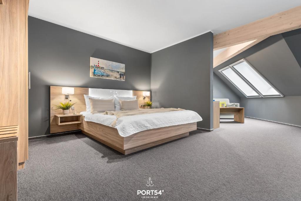 une chambre avec un lit et une lucarne dans l'établissement Ferienwohnung Bude 4 Dagebüll, à Dagebüll