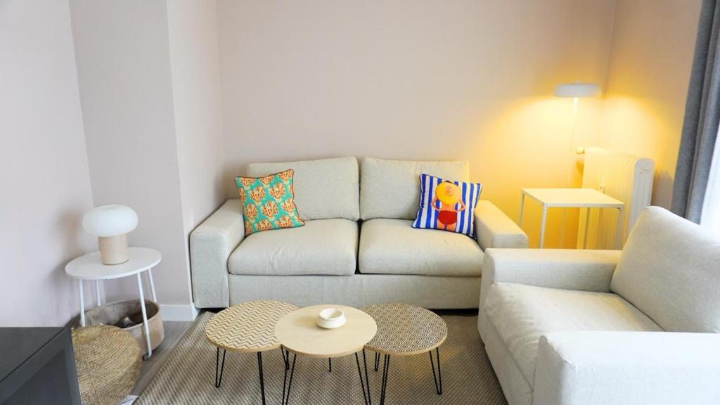 un salon avec un canapé et une table dans l'établissement Proche Croisette, Appartement 2 Chambres by Palmazur Vacances, à Cannes