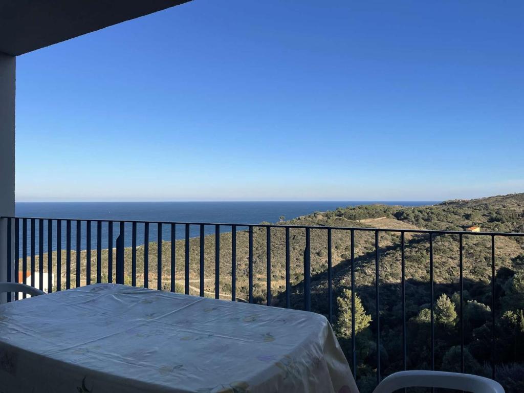 un balcon avec une table et une vue sur l'océan dans l'établissement Appart 2 pièces 4 couchages BANYULS SUR MER BN100-B241, à Banyuls-sur-Mer