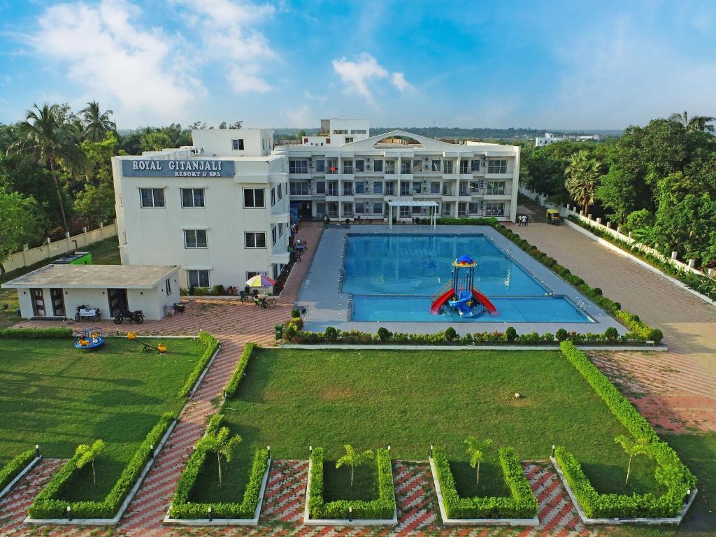 Bazén v ubytování Royal Gitanjali Resorts & Spa Beach Walking Distance nebo v jeho okolí