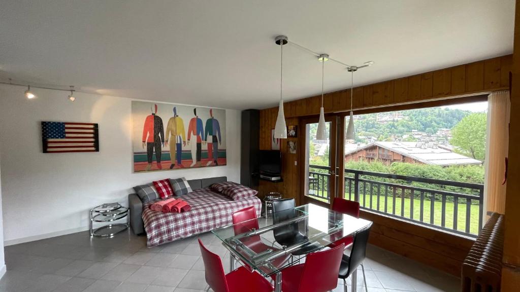 un salon avec un canapé et une table dans l'établissement Flocon U Bon Slo Megeve 2, à Megève