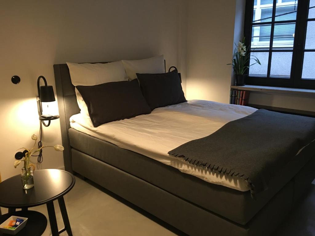 uma cama grande num quarto com uma mesa em Square Rooms 8 em Dusseldorf