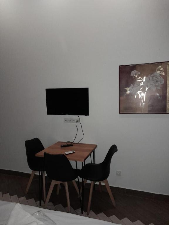 TV a/nebo společenská místnost v ubytování Amiryan by Armani hotels collection