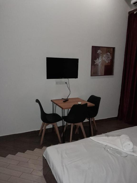 TV a/nebo společenská místnost v ubytování Amiryan by Armani hotels collection