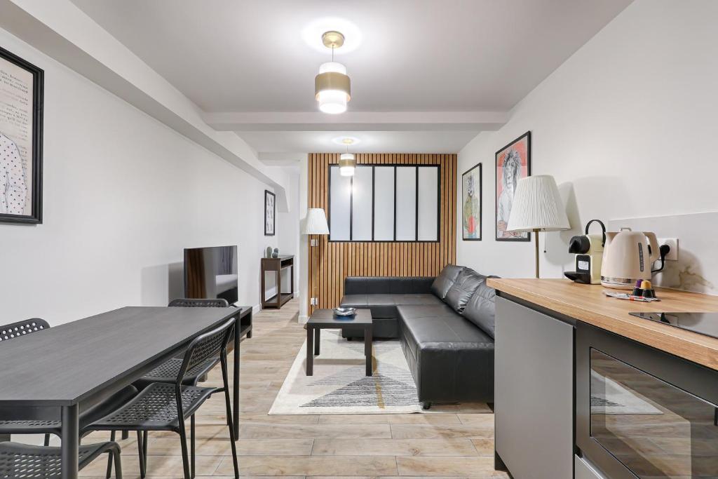 un salon avec un canapé et une table dans l'établissement Sentier Historical Center V Saint-Denis Greneta, à Paris