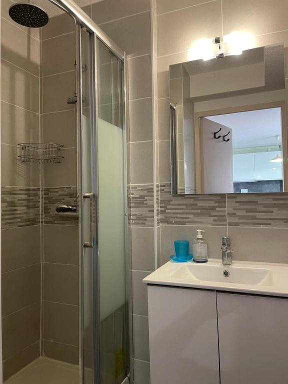 Kúpeľňa v ubytovaní CAPAO Joli T2 cabine piscine proche mer plage Richelieu Cap d'Agde