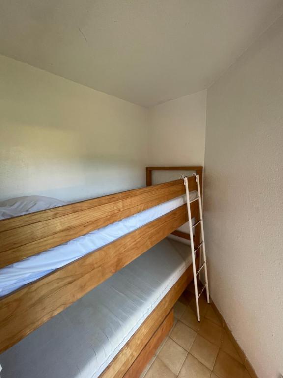 Posteľ alebo postele v izbe v ubytovaní CAPAO Joli T2 cabine piscine proche mer plage Richelieu Cap d'Agde