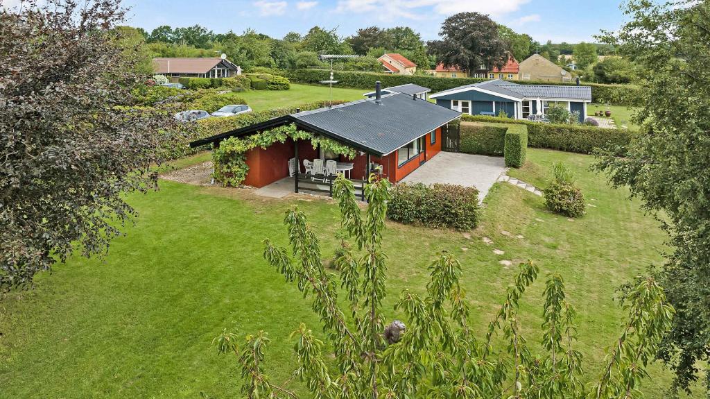 an aerial view of a small house in a yard at Holiday Home 100 Meters From A Lovely Beach in Tranekær