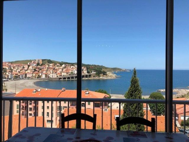 une vue sur l'océan depuis un balcon dans l'établissement Appart 2 pièces Cabine 6 couchages BANYULS SUR MER BN130-C107, à Banyuls-sur-Mer
