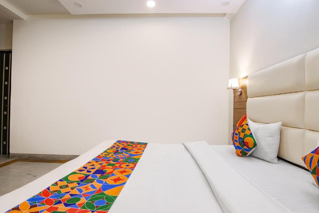Postel nebo postele na pokoji v ubytování Hotel Leaf 9, Cyber City near Ambience Mall