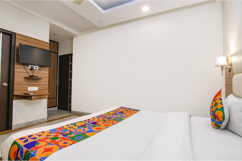 Postel nebo postele na pokoji v ubytování Hotel Leaf 9, Cyber City near Ambience Mall