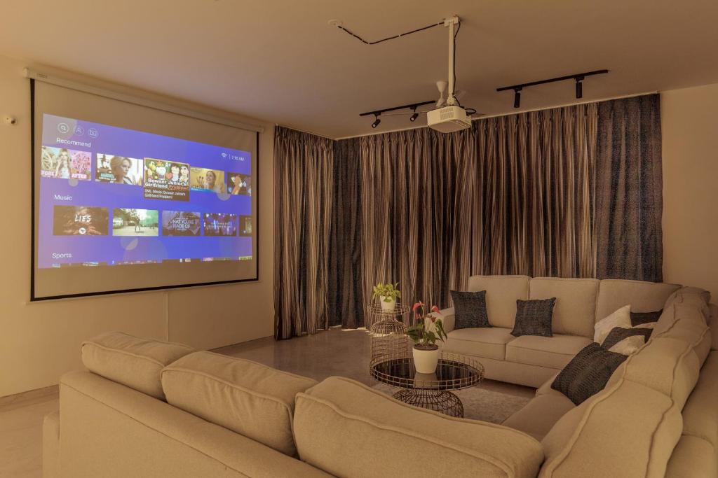 Golf View Home by JadeCaps 4BHK with Breakfast - Villa