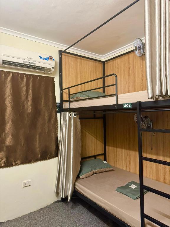 Palanda nebo palandy na pokoji v ubytování Dreamer Dormitory
