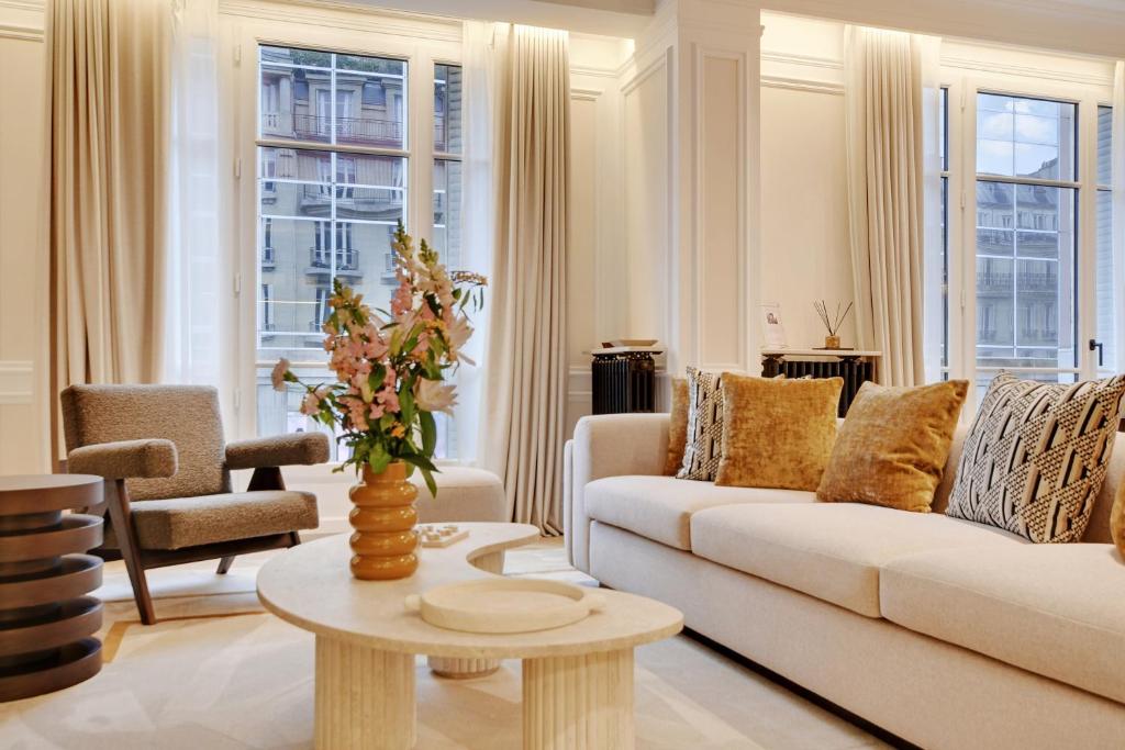 un salon avec un canapé blanc et une table dans l'établissement TheLander - Serviced Apartments in Saint Germain des Prés, à Paris