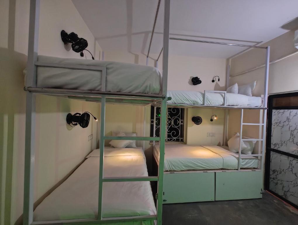 Postel nebo postele na pokoji v ubytování HOT - HOUSE OF TRAVELLERS, Vagator