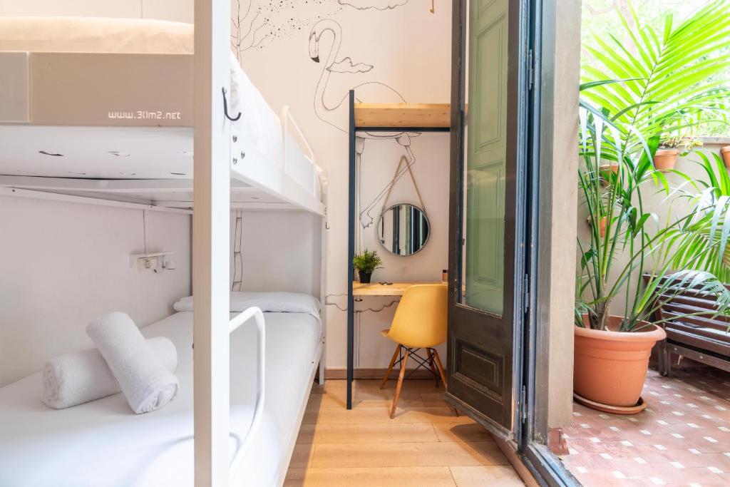 Cama ou camas em um quarto em The Central House Barcelona Gracia
